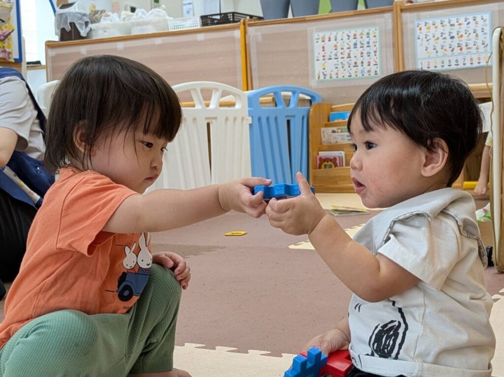 室内遊び 見立て遊び 紐通し 0歳児 1歳児 2歳児 乳児 くじら保育園 都島北園 都島区 大阪 保育 202508-4