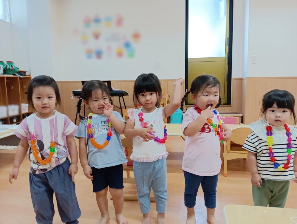 室内遊び 見立て遊び 紐通し 0歳児 1歳児 2歳児 乳児 くじら保育園 都島北園 都島区 大阪 保育 202508-2