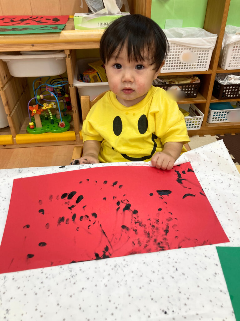 フィンガーペインティング すいか タネ 製作 0歳児 乳児 kくじら保育園 都島北 大阪 都島区 250508-1