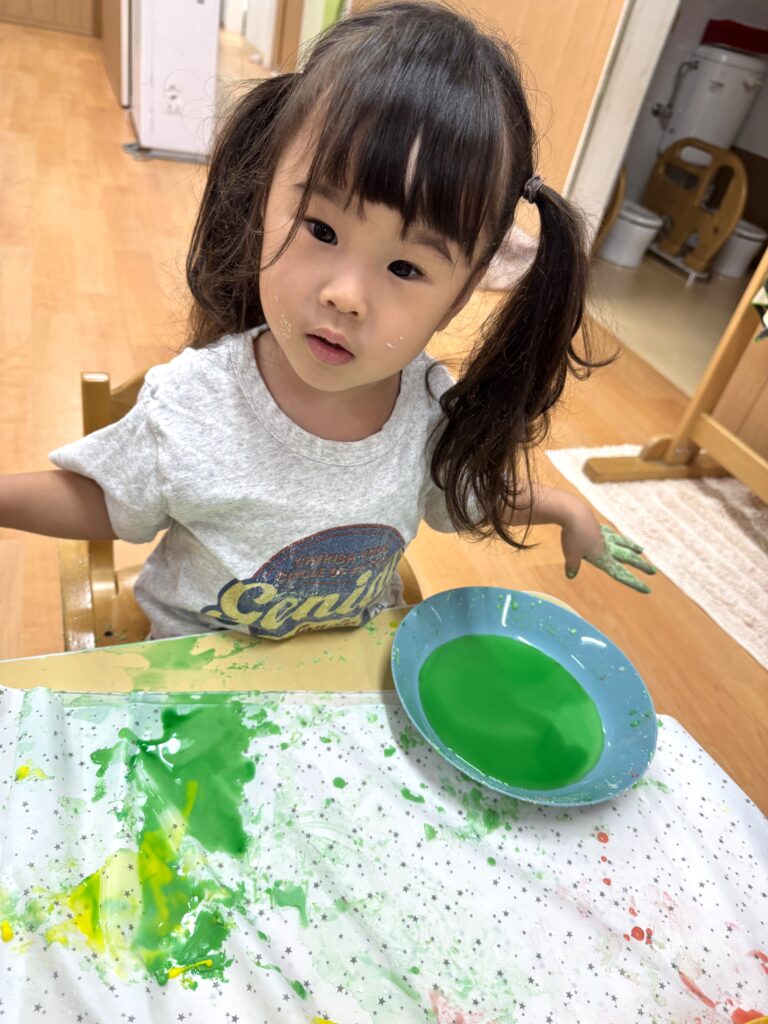 片栗粉粘土　食紅　感触遊び　　おばけ　くじら保育園　都島北　大阪　保育園　都島区　202509-4