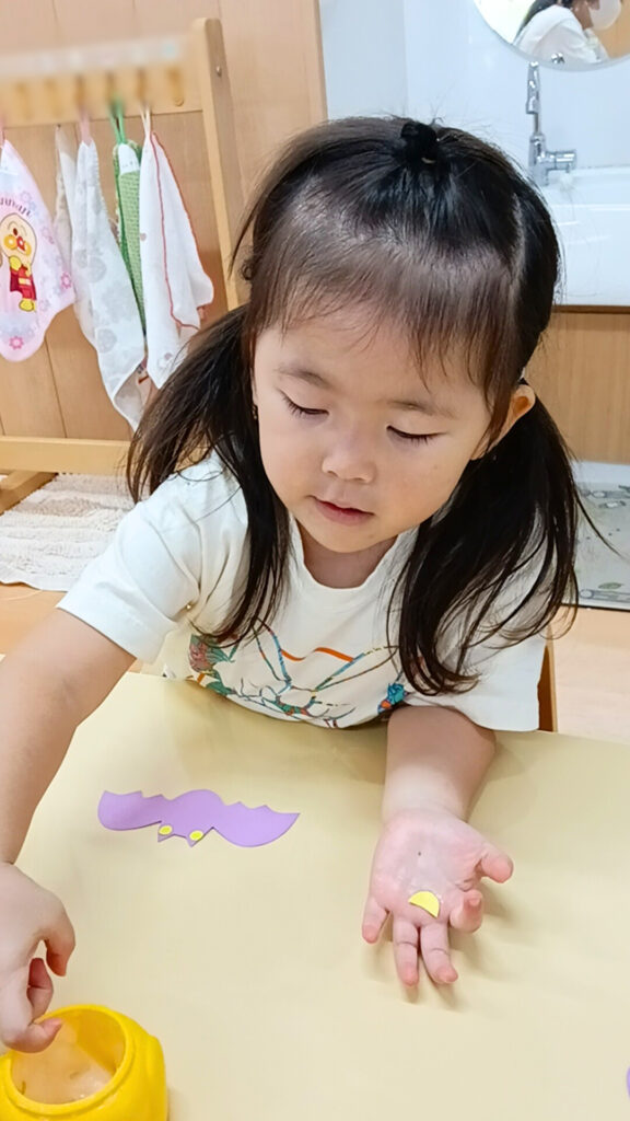 紐通し 保育園 大阪 くじら保育園 ハロウィン製作 202510-3