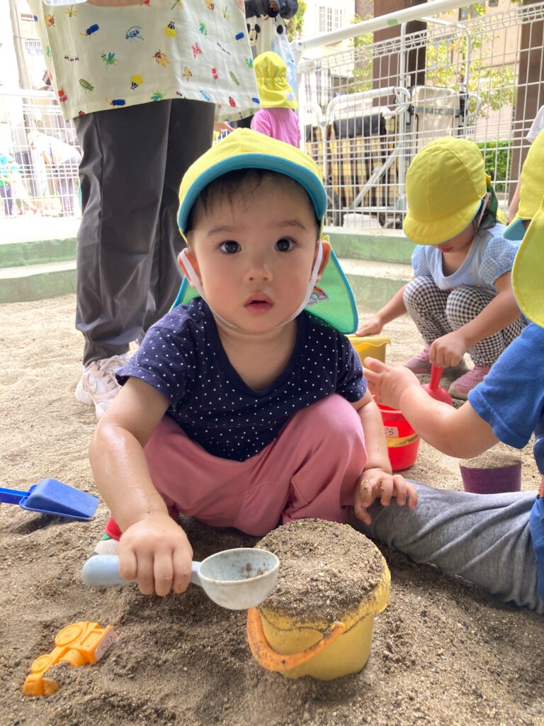 0歳児　大阪　保育園　くじら保育園　公園　砂場　散歩　202510-3