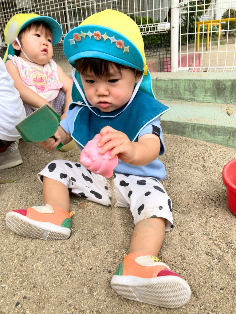 0歳児　大阪　保育園　くじら保育園　公園　砂場　散歩　202510-1