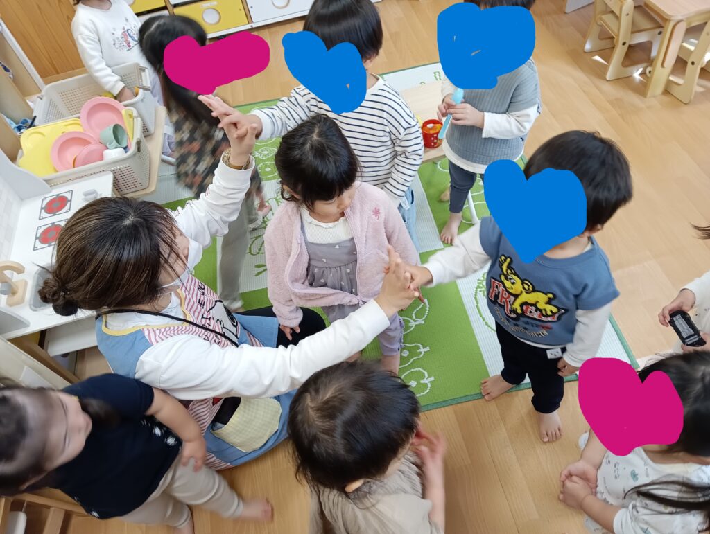 大阪　保育園　くじら保育園　連携園との交流　鰤の解体ショー　20512-4