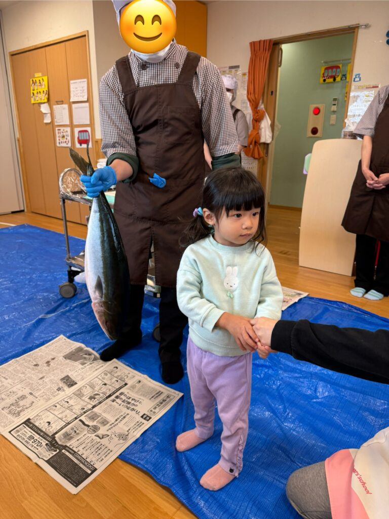 大阪　保育園　くじら保育園　連携園との交流　鰤の解体ショー　20512-1