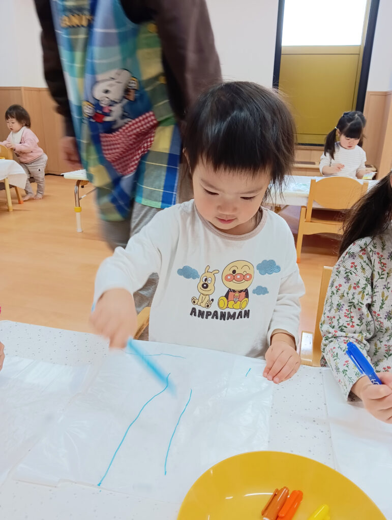 大阪　保育園で凧揚げ　くじら保育園 2022601-4