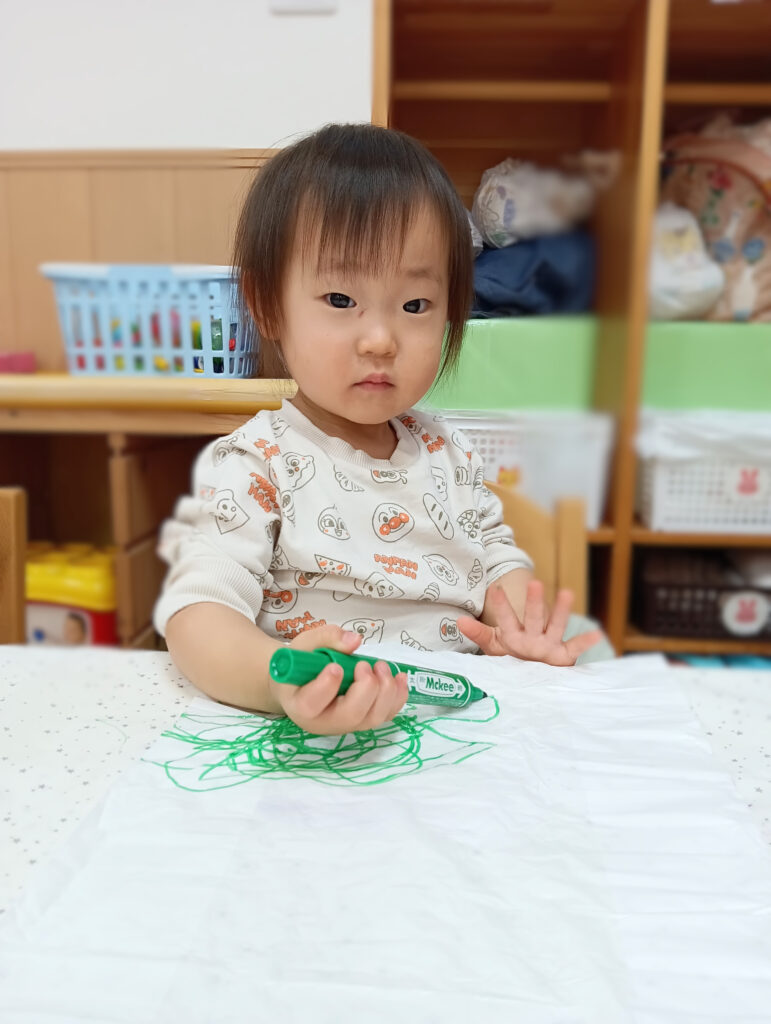 大阪　保育園で凧揚げ　くじら保育園 2022601-1