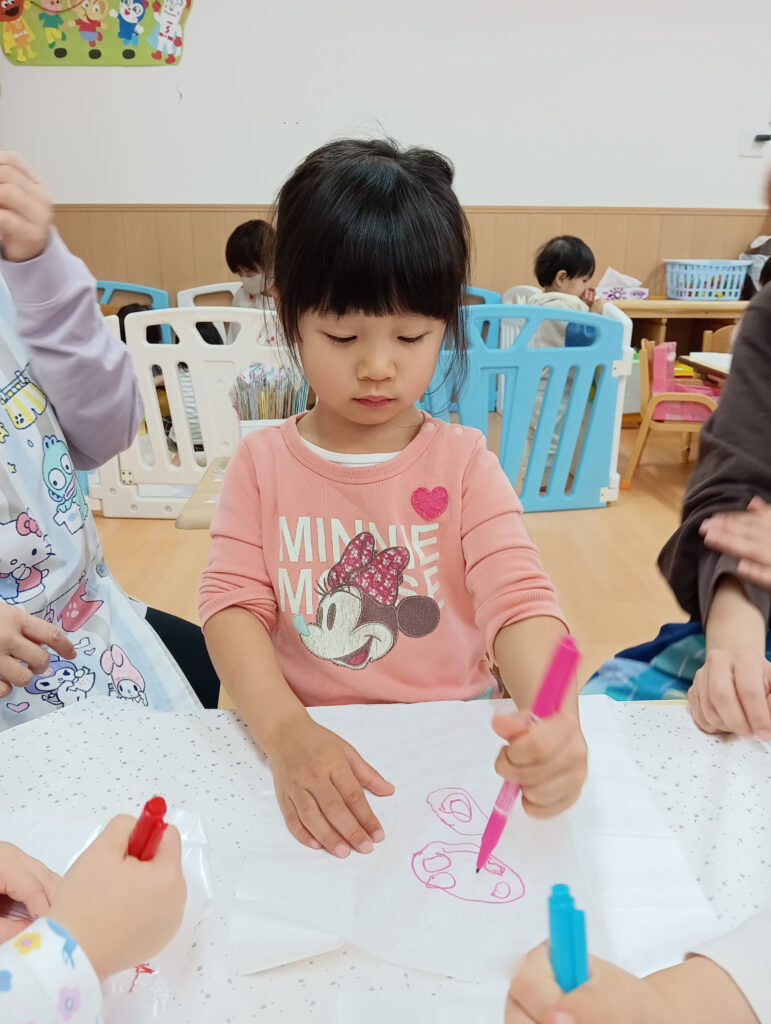 大阪　保育園で凧揚げ　くじら保育園 2022601-5