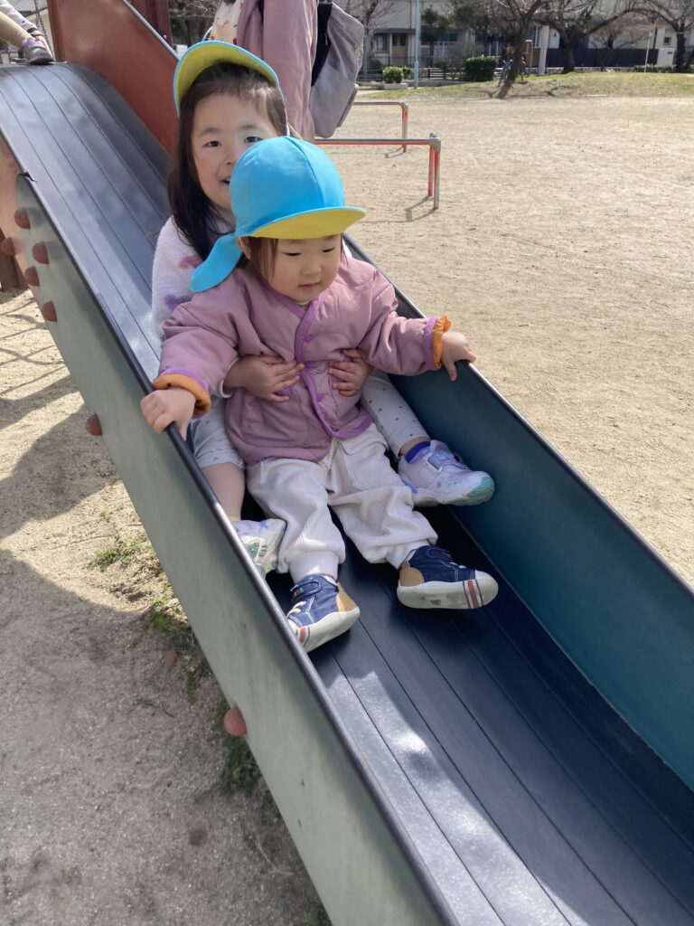 保育園春のお散歩で異年齢交流　大阪　くじら保育園　202603-5
