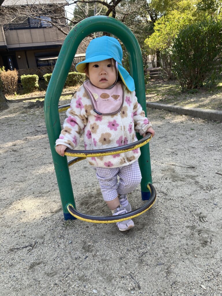 保育園春のお散歩で異年齢交流　大阪　くじら保育園　202603-4