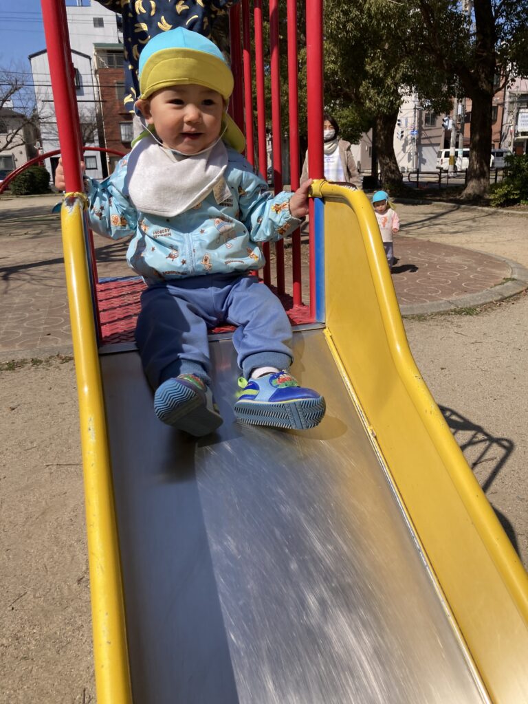 保育園春のお散歩で異年齢交流　大阪　くじら保育園　202603-2