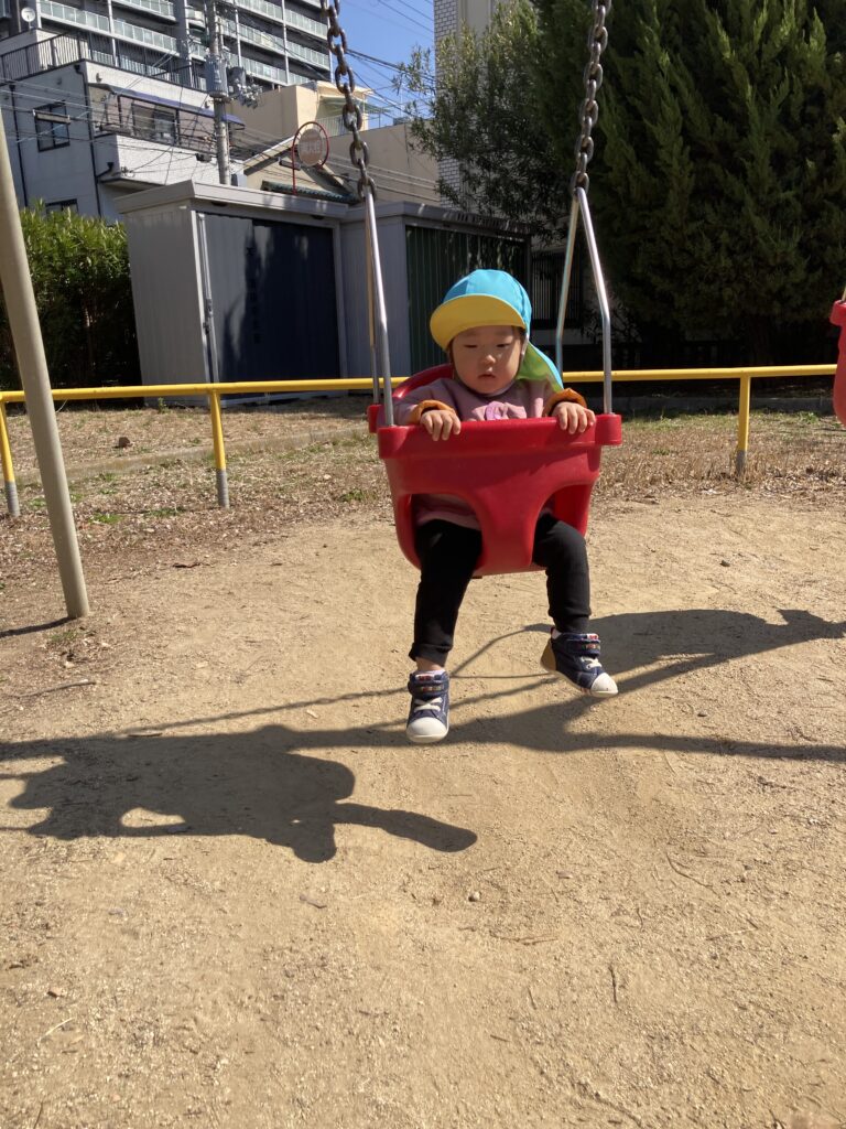 保育園春のお散歩で異年齢交流　大阪　くじら保育園　202603-3