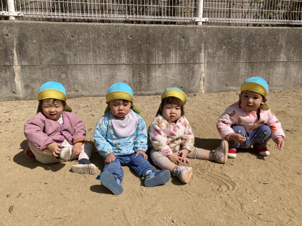 保育園春のお散歩で異年齢交流　大阪　くじら保育園　202603-1