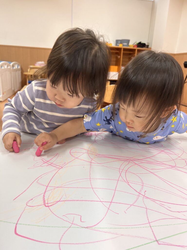 お絵かき遊び 電車ごっこ 大阪 保育園 くじら保育園 202606-1