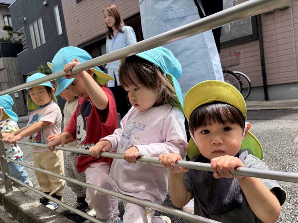 保育参加で給食　大阪　くじら保育園　2302606-1