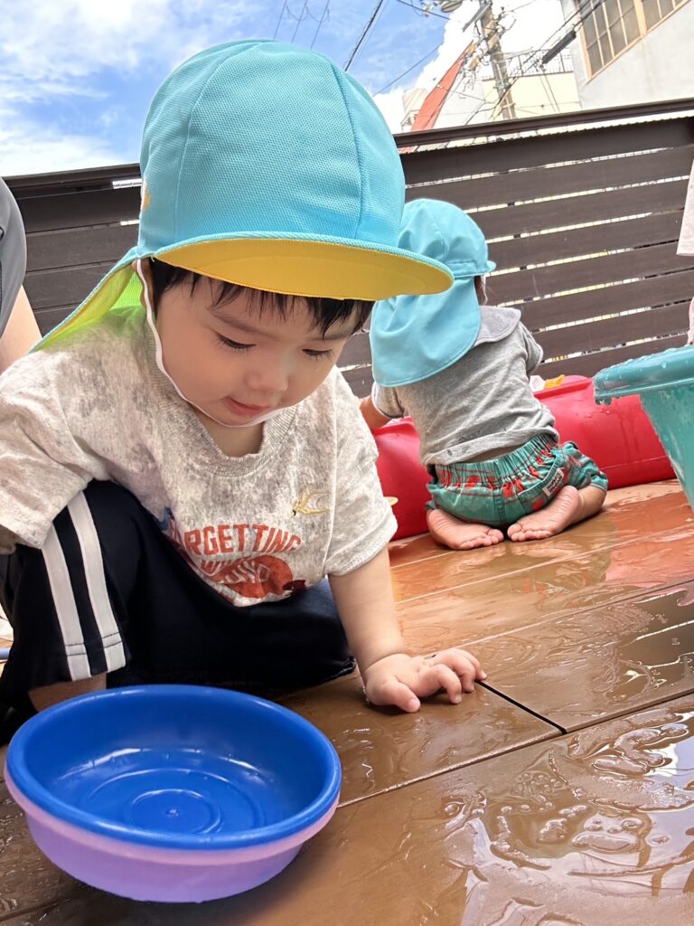 保育園の水遊び 大阪 くじら保育園 202608-5