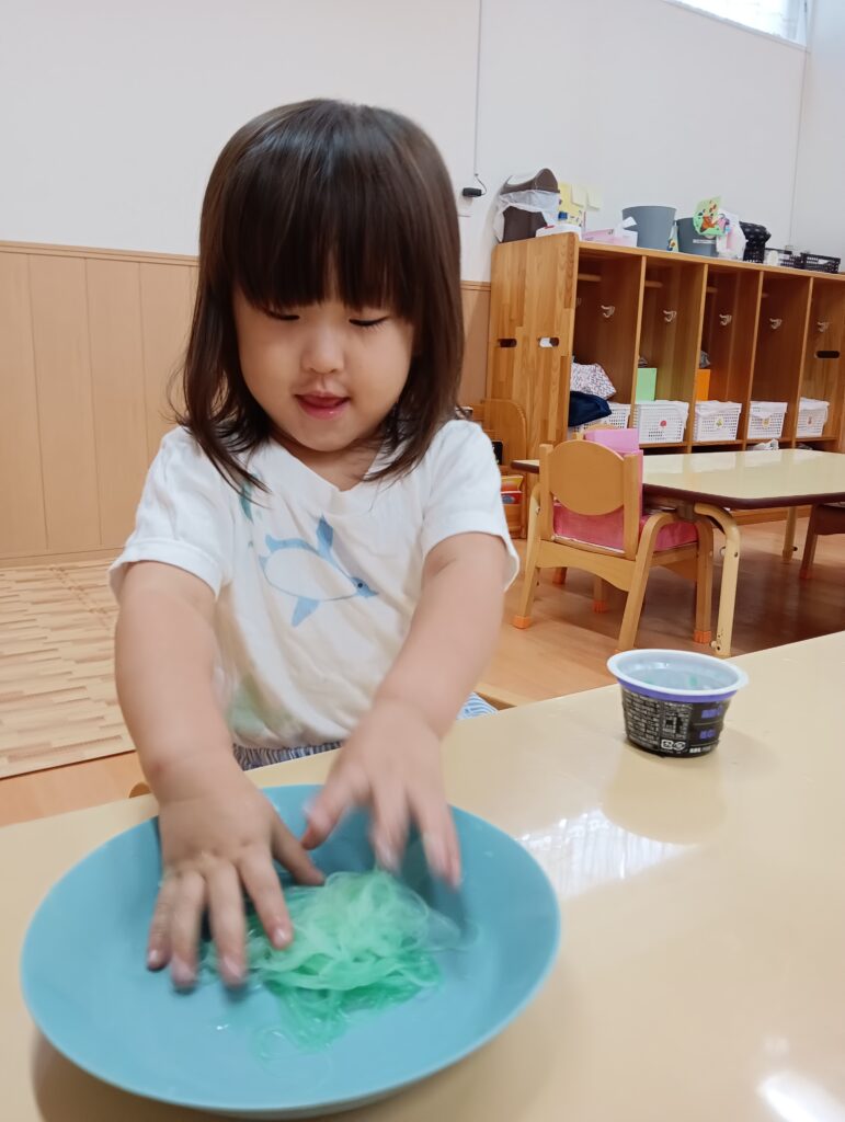 雨の日の感触遊び　大阪　くじら保育園　202609-1