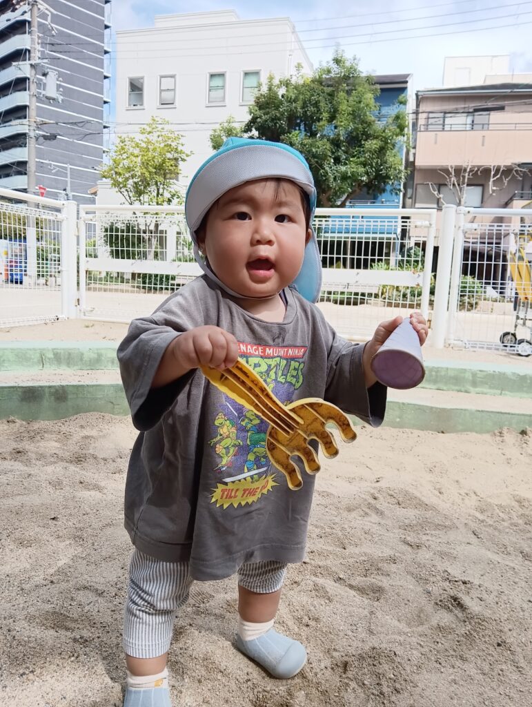 0歳児公園デビュー 保育園戸外散歩 大阪 くじら保育園 202609-3