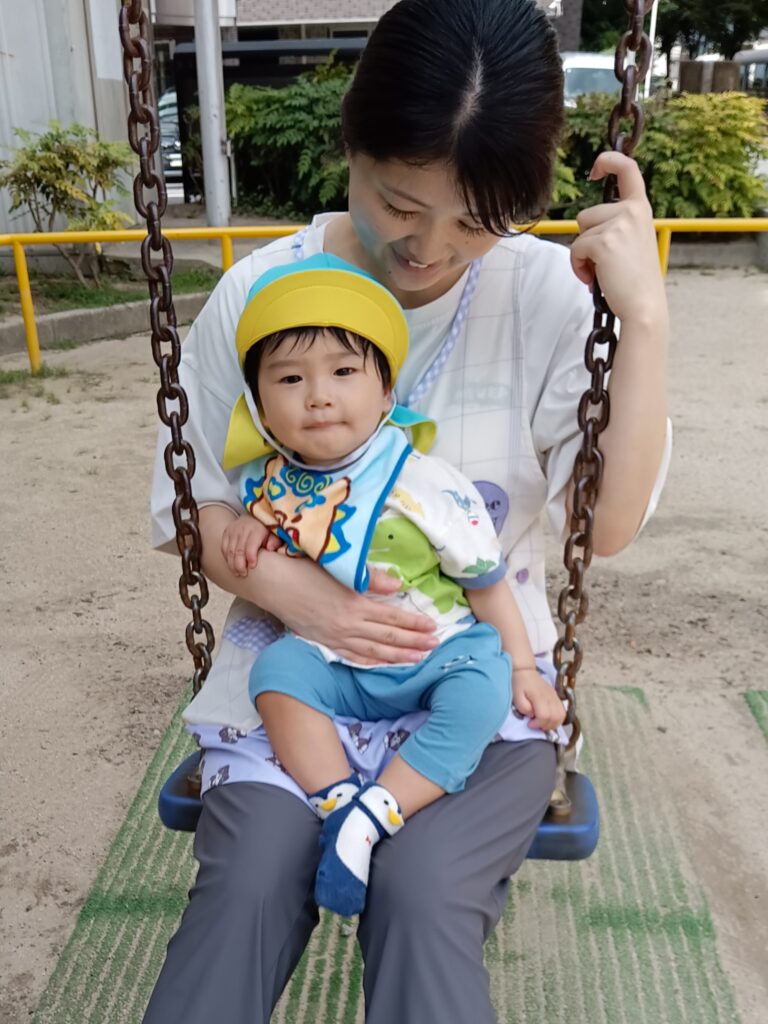 0歳児公園デビュー 保育園戸外散歩 大阪 くじら保育園 202609-2
