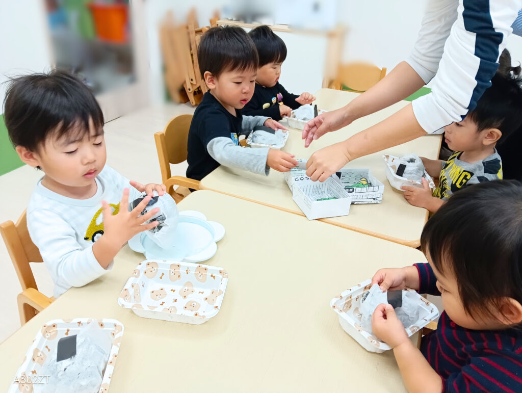 おおぞら保育園　西新町園　新聞紙　おにぎり弁当　202411-5