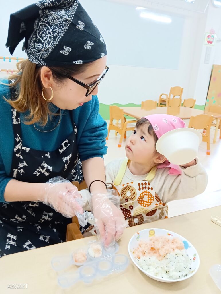 おおぞら保育園　西新町園　親子クッキング　おにぎり作り　202501-1