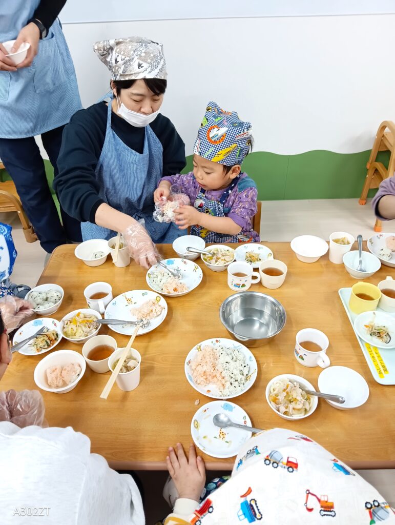 おおぞら保育園　西新町園　親子クッキング　おにぎり作り　202501-6