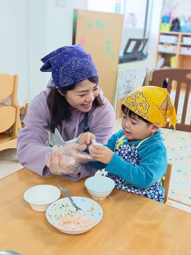 おおぞら保育園　西新町園　親子クッキング　おにぎり作り　202501-2