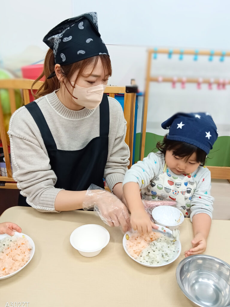 おおぞら保育園　西新町園　親子クッキング　おにぎり作り　202501-5