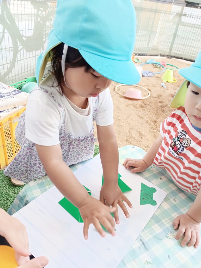 梅雨　製作　雨　6月　たらし絵　足型　プチプチ　スタンプ　おおぞら保育園　西新町　明石　202505-1