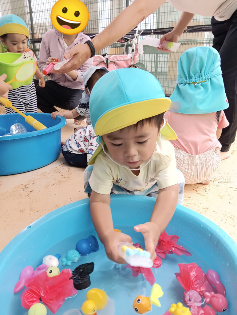 水遊び　水鉄砲　園庭　夏　水　おおぞら保育園　明石　保育園　西新町　202507-1