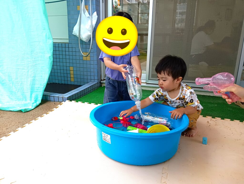 水遊び　水鉄砲　園庭　夏　水　おおぞら保育園　明石　保育園　西新町　202507-3
