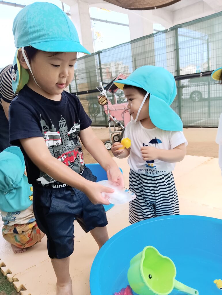 水遊び　水鉄砲　園庭　夏　水　おおぞら保育園　明石　保育園　西新町　202507-5