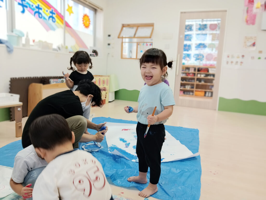 感触あそび 夏 絵の具 明石 保育園 西新町 おおぞら保育園 202508-1