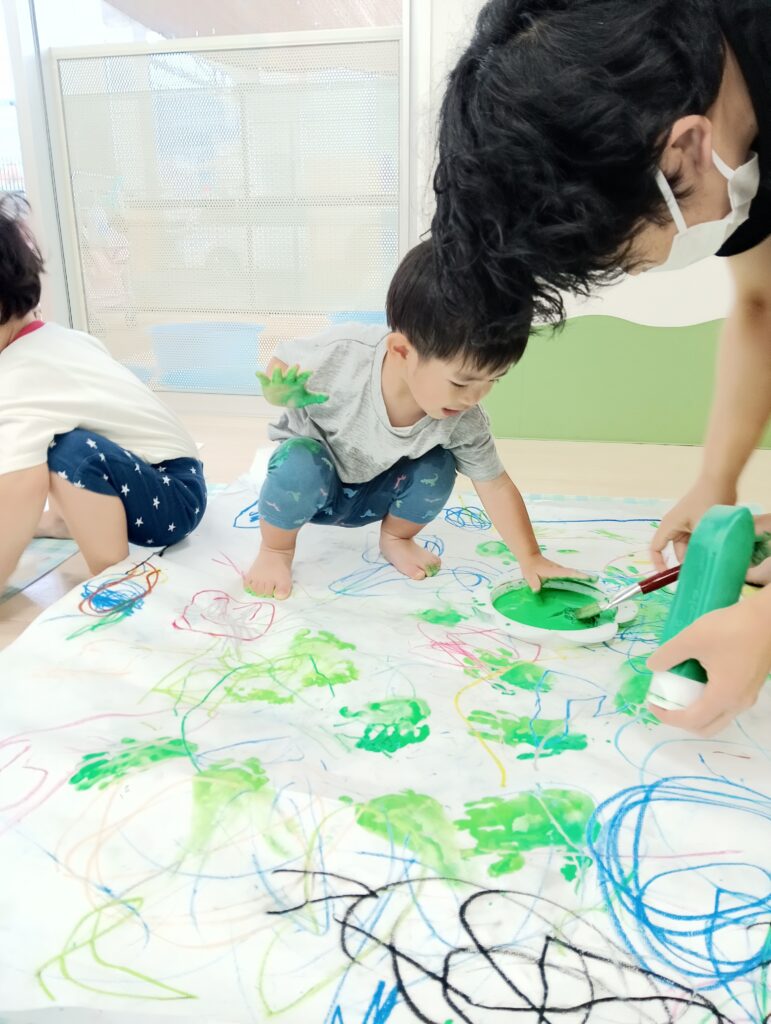 感触あそび 夏 絵の具 明石 保育園 西新町 おおぞら保育園 202508-5