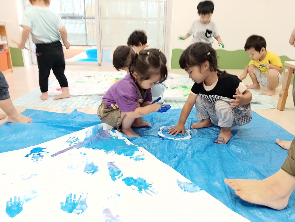 感触あそび 夏 絵の具 明石 保育園 西新町 おおぞら保育園 202508-3