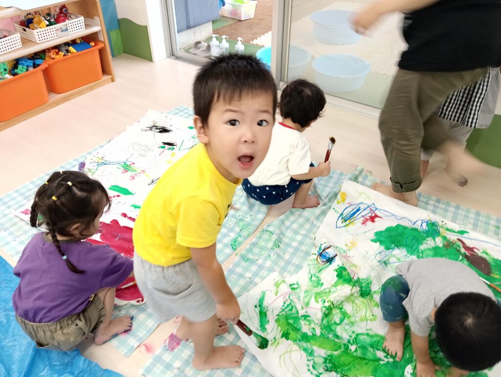 感触あそび 夏 絵の具 明石 保育園 西新町 おおぞら保育園 202508-4