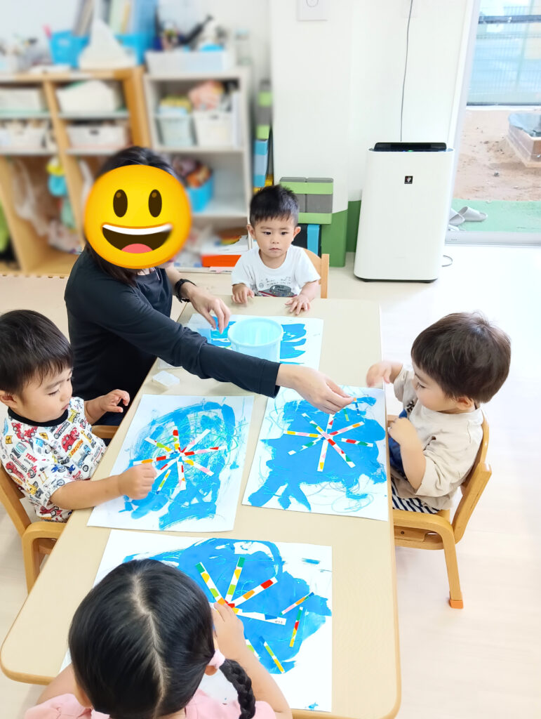 花火　製作　色水　はじき絵　スタンプ　トイレットペーパー　芯　おおぞら保育園　西新町　明石　保育園　202508-4