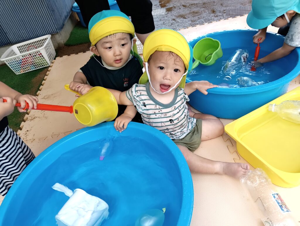 0歳児　乳児　ハイハイ　つかまり立ち　水遊び　寒天遊び　喃語　明石　西新町　保育園　おおぞら保育園　202509-2