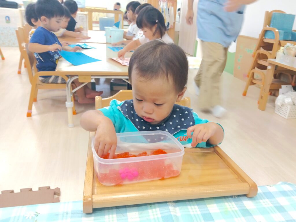 0歳児　乳児　ハイハイ　つかまり立ち　水遊び　寒天遊び　喃語　明石　西新町　保育園　おおぞら保育園　202509-3