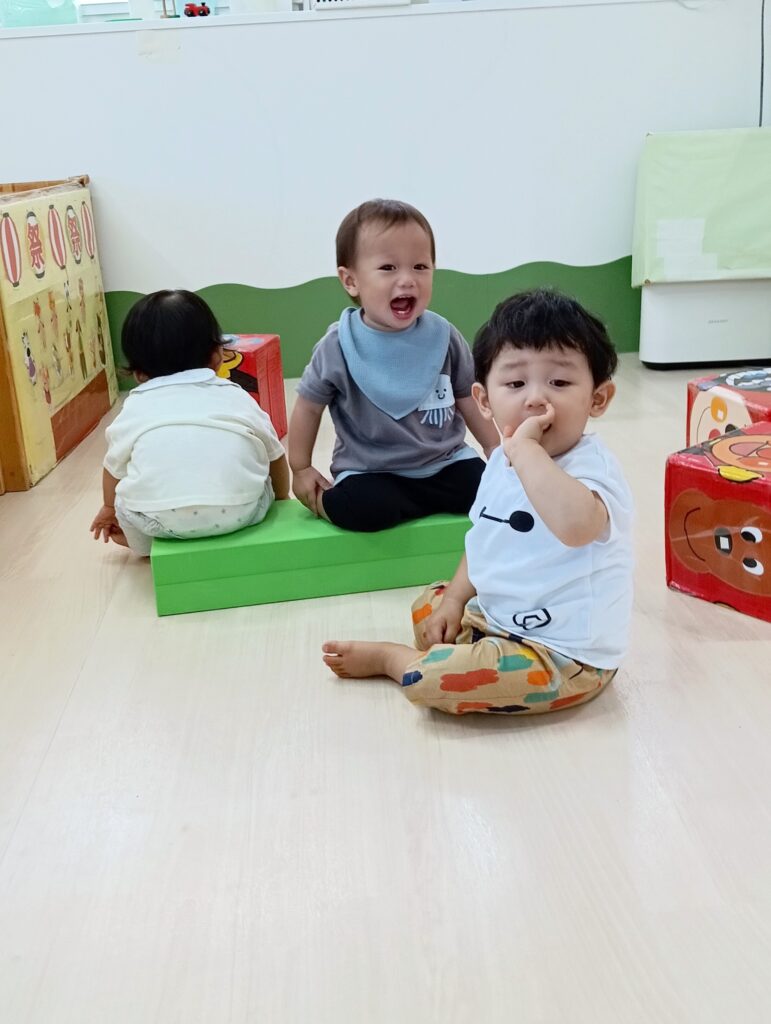 0歳児　乳児　ハイハイ　つかまり立ち　水遊び　寒天遊び　喃語　明石　西新町　保育園　おおぞら保育園　202509-4