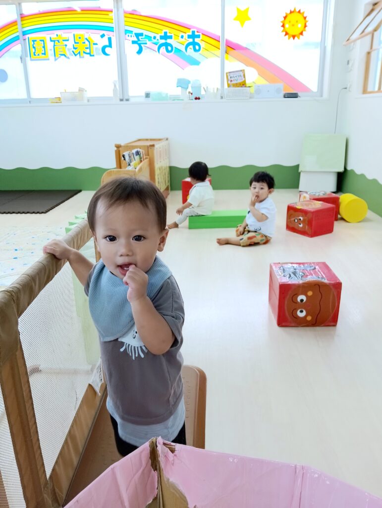 0歳児　乳児　ハイハイ　つかまり立ち　水遊び　寒天遊び　喃語　明石　西新町　保育園　おおぞら保育園　202509-1