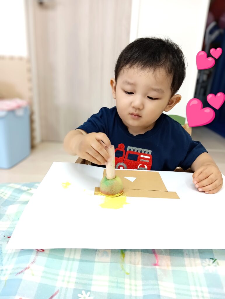 お月見 製作 絵の具スタンプ 足形 はじき絵 おおぞら保育園 明石 保育園 西新町 202509-1