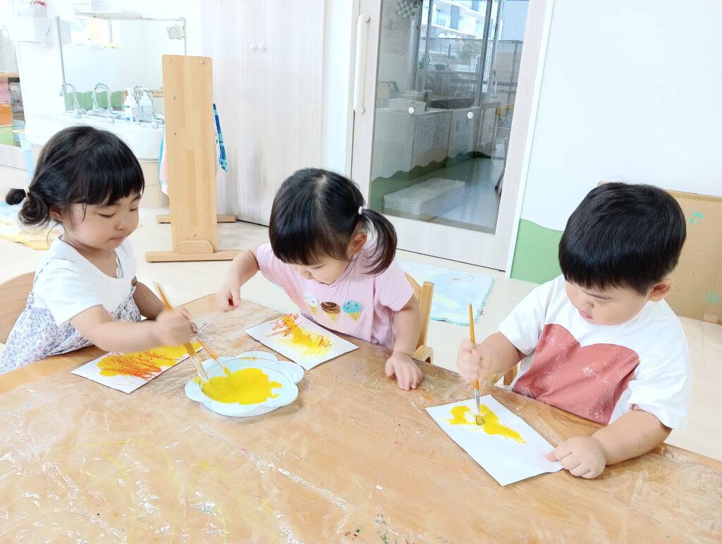 お月見 製作 絵の具スタンプ 足形 はじき絵 おおぞら保育園 明石 保育園 西新町 202509-5