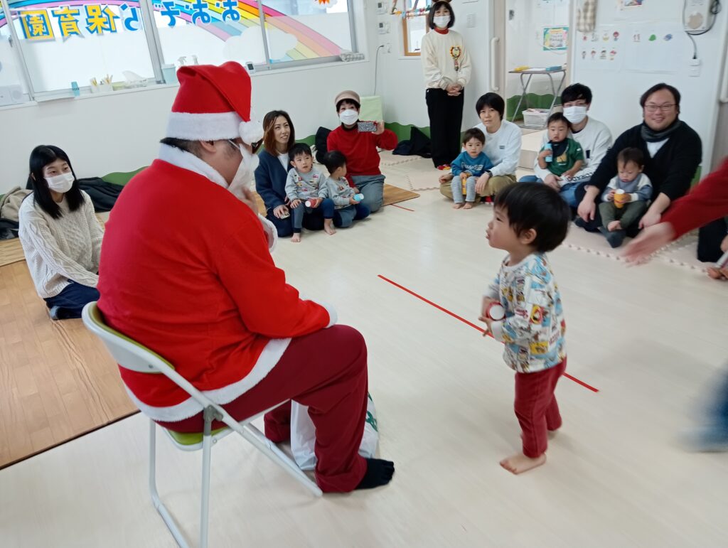 保育園にサンタさん登場 明石 保育園 おおぞら保育園 202512-4