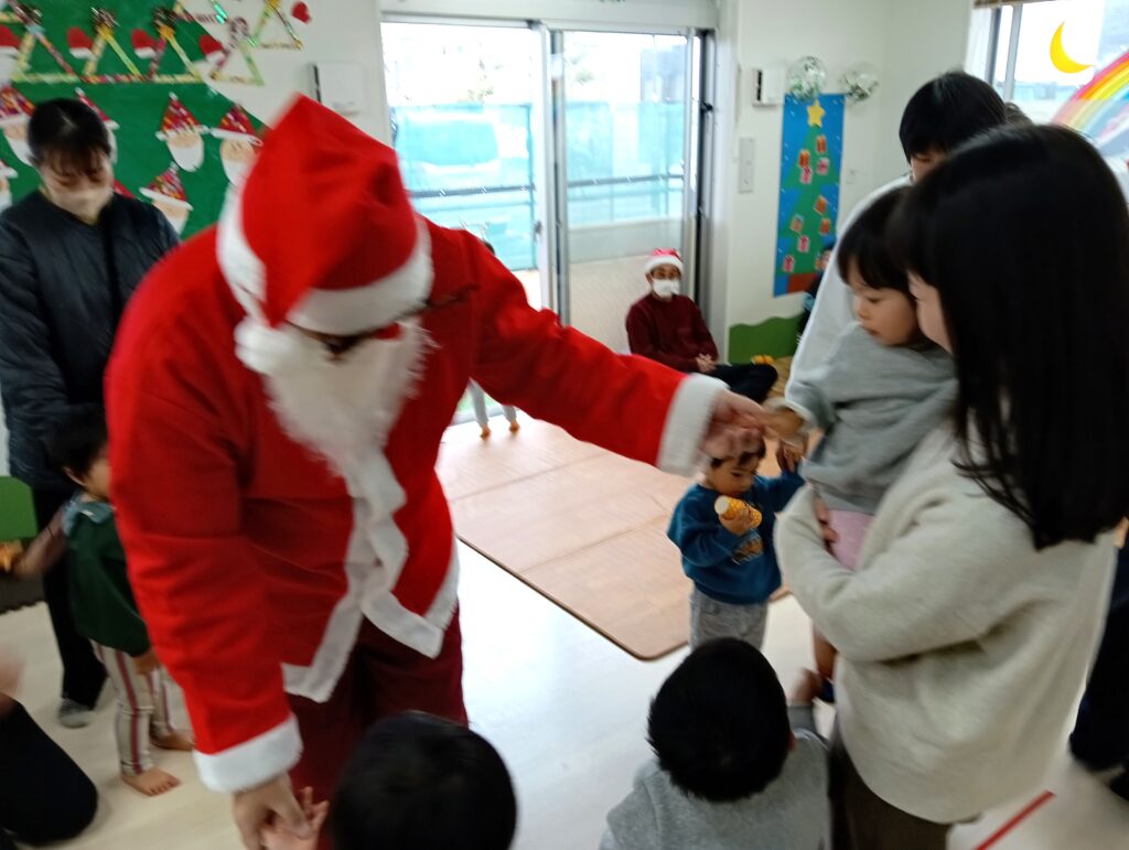 保育園にサンタさん登場 明石 保育園 おおぞら保育園 202512-3