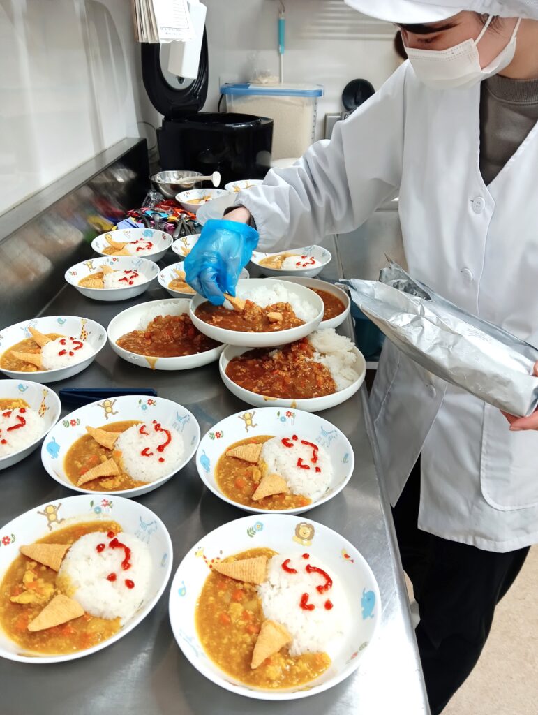 保育園の節分給食　手作り給食で鬼カレー　　明石　おおぞら保育園　202601-1