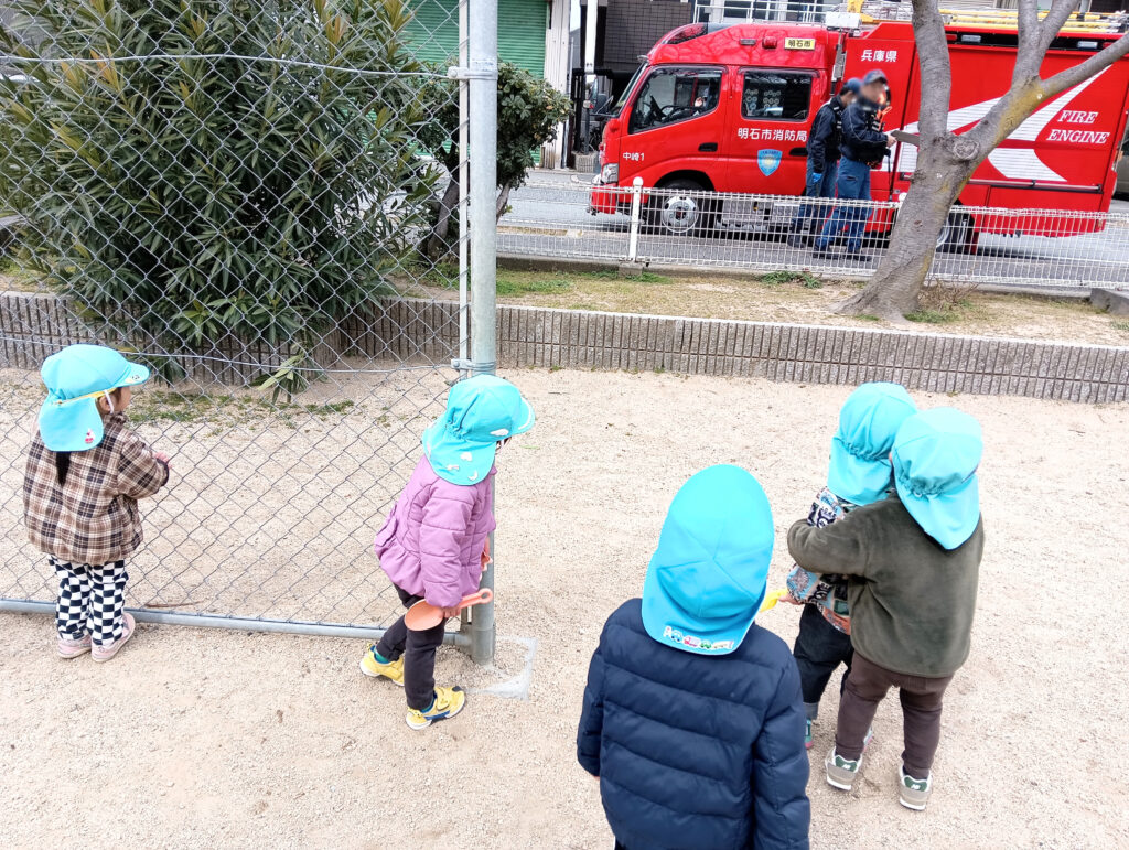 保育園の消防車観察体験　明石　おおぞら保育園　202603-1