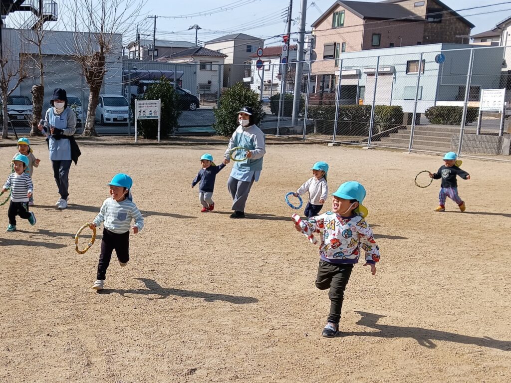 保育園で綱引きや新聞紙フープでおいかけっこ　明石　おおぞら保育　202603-5