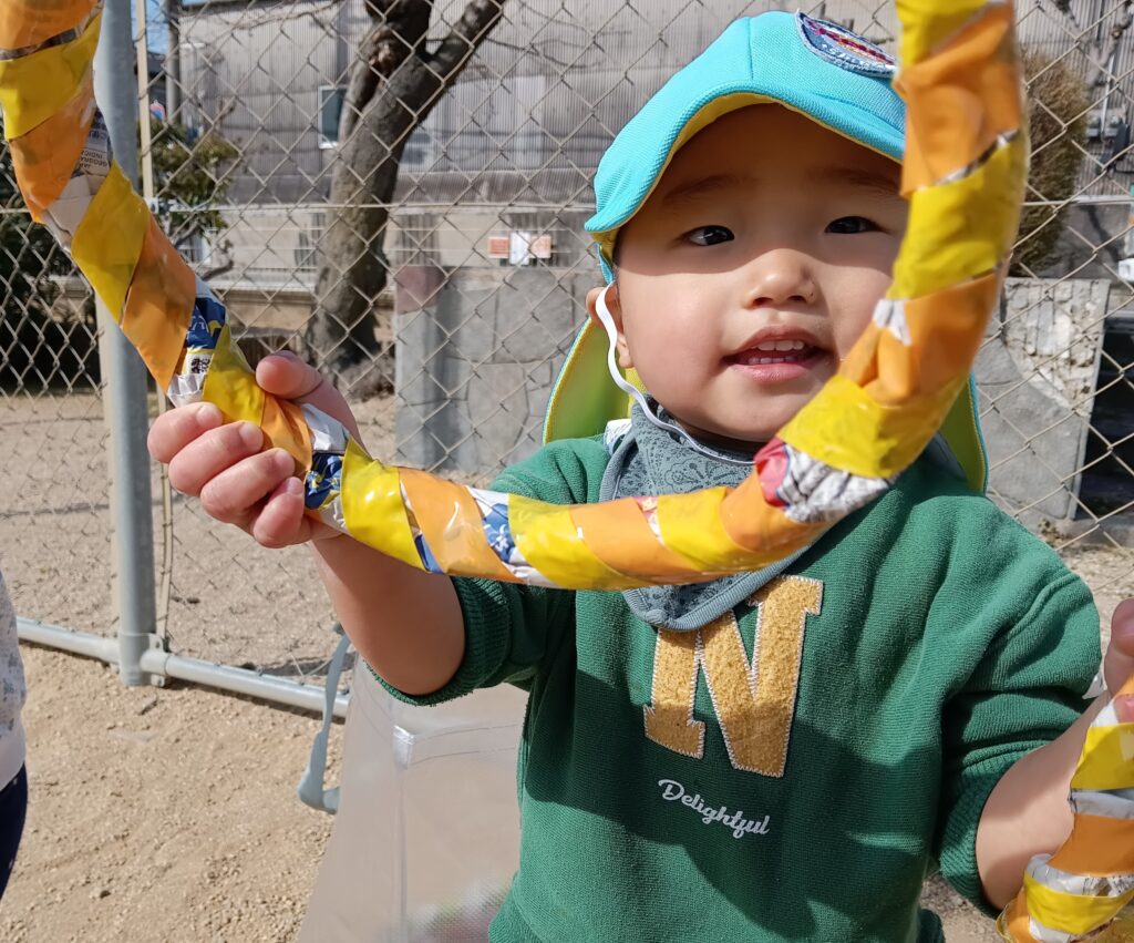 保育園で綱引きや新聞紙フープでおいかけっこ　明石　おおぞら保育　202603-6