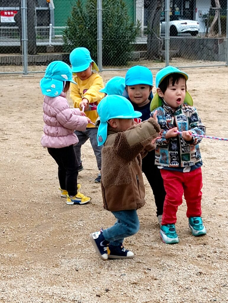 保育園で綱引きや新聞紙フープでおいかけっこ　明石　おおぞら保育　202603-3